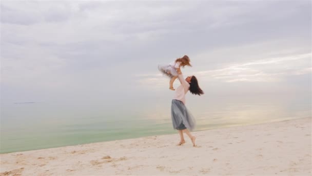 평온한 젊은 어머니는 3 년의 아이와 함께 딸의 손을 재생으로 바뀝니다. — 비디오