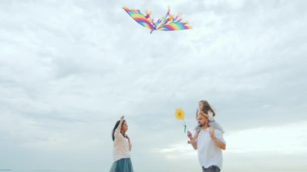 Genç bir aile kızıyla oynuyor. Uçurtma uçur. Gökyüzünde, en alt nokta atışı. — Stok video