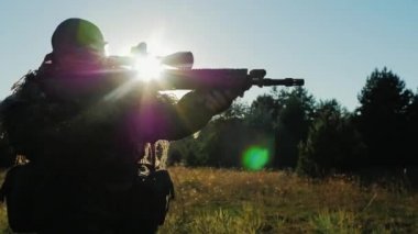 Steadicam atış: oyuncu airsoft silah ile birlikte geliyor, güneş tüfek ile parlar