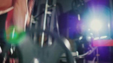 Motivasyon ve spora bağlılık: spor salonunda atletik kadın eğitimi. Closeup