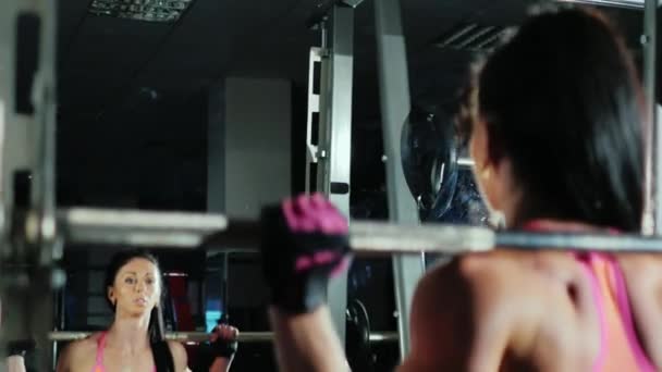 Atletische vrouw squats met een barbell. Perfect lichaam — Stockvideo