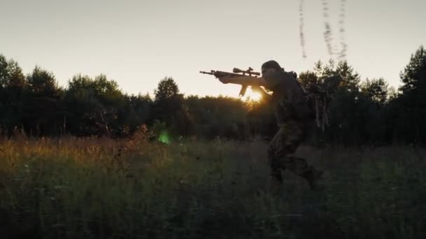 Steadicam Slow Motion shot: sylwetka działającego mężczyzny. Żołnierz w ataku, trzymając pistolet, ma cel — Wideo stockowe