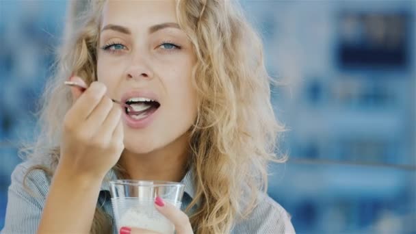 Portrait of a Young business woman eating ice cream in a cafe on the terrace — Stock Video