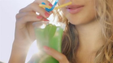 Genç kadın alkolik kokteylleri. Resimde, ellerini ve güzel dudaklarını gördüm.