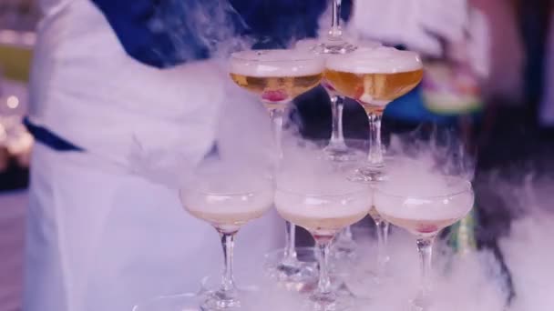 Налейте горячий напиток в очки на детскую вечеринку — стоковое видео