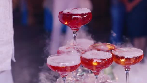 Giet kokend roze drankje in een baby feestje, close-up — Stockvideo