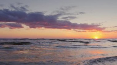 Deniz üzerinde güzel gün batımı. Yavaş çekim video