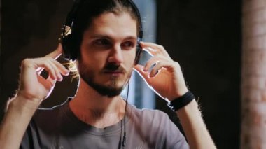 Genç hippi müzik bir sakallı adam. Tuğla duvarlar Rüzgar yavaşça saç hışırdar