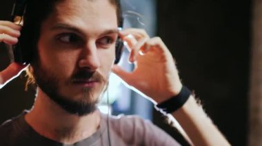 Kulaklık ve müzik başlangıç..... .adam kullanıyor