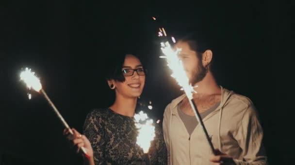 Giovane coppia hipster divertirsi con fuochi d'artificio nelle mani di — Video Stock