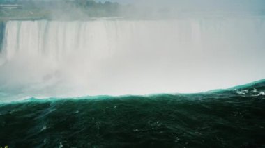 At nalı şelalesinin fırtınalı suları. Niagara Şelalesi, Kanada. Yavaş çekim videosu