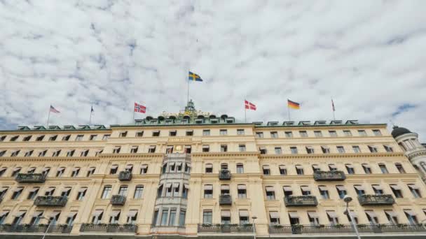 Stockholm, Švédsko, červenec 2018: Krásná budova Grand Hotelu ve Stockholmu, Švédsko. Zde odpočívají nositelé Nobelovy ceny — Stock video
