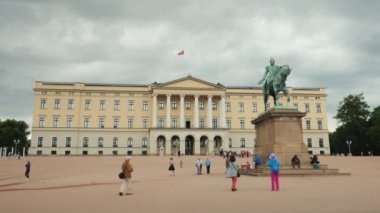 Oslo, Norveç, Temmuz 2018: Oslo 'daki kraliyet sarayının ünlü binası, turistler yakınlarda yürüyorlar