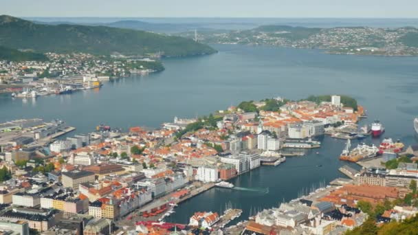 Uitzicht op de stad Bergen, hieronder zijn de jachthavens en grote cruiseschepen — Stockvideo