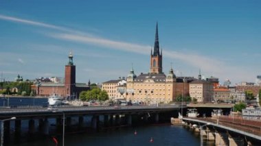 Güneşli bir günde Stockholm manzarası, metro treni tünelden ayrılıyor.