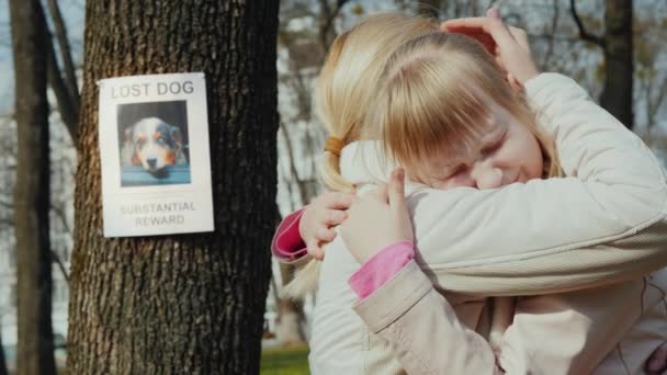 Mama calmează fata care a pierdut câinele — Videoclip de stoc