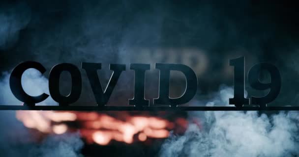 Covid-19 szöveg a tűz és a ködfelhők ellen — Stock videók