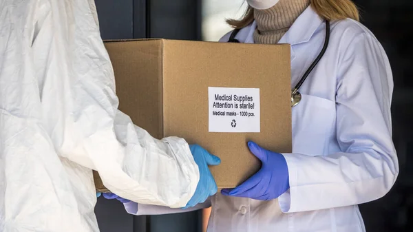 Levering van een doos met medische maskers aan het ziekenhuis — Stockfoto