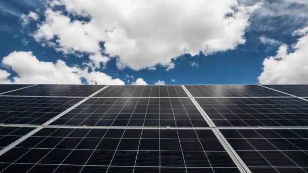 Wolken schweben schnell über Solaranlagen — Stockvideo
