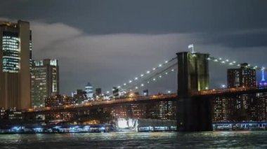 New York 'taki Brooklyn Köprüsü' nün Pan zaman ayarlı videosu
