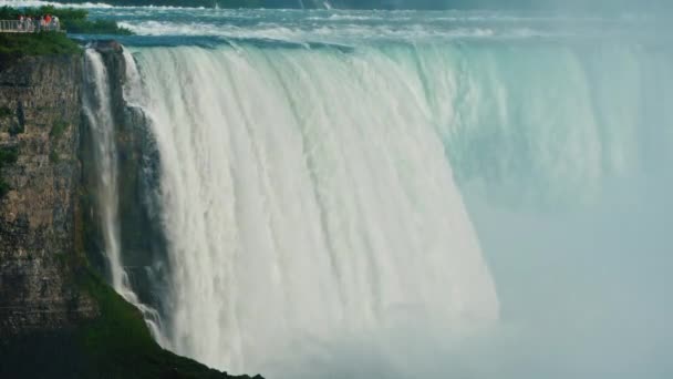 Ein mächtiger Wasserstrom bricht zusammen - ein herrlicher Anblick der Niagarafälle — Stockvideo