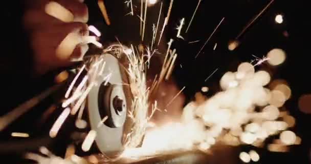 O soldador limpa costuras em metal com ferramentas elétricas manuais. Vídeo em câmera lenta 4K — Vídeo de Stock