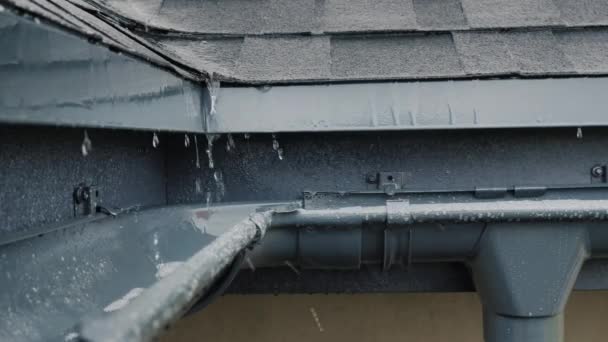 Jets of rain drain into the drainage system on the roof of the house — Stock Video