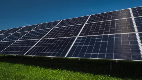 W dniu powstania elektrowni słonecznej. Panele słoneczne zainstalowane na zielonej łące — Wideo stockowe