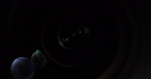 Um feixe de luz ilumina a lente frontal da lente — Vídeo de Stock