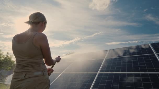 Mujer lava paneles de la planta de energía solar del hogar — Vídeos de Stock