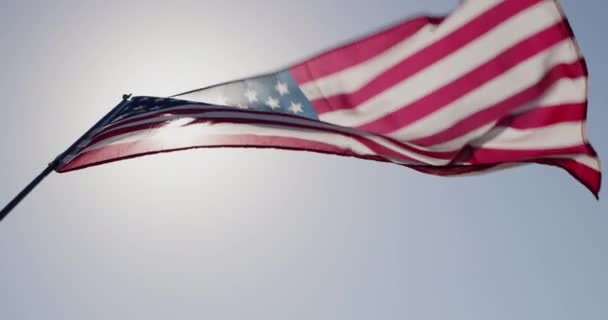 Amerikaanse vlag wappert in de wind in de zon. Video in slow motion — Stockvideo