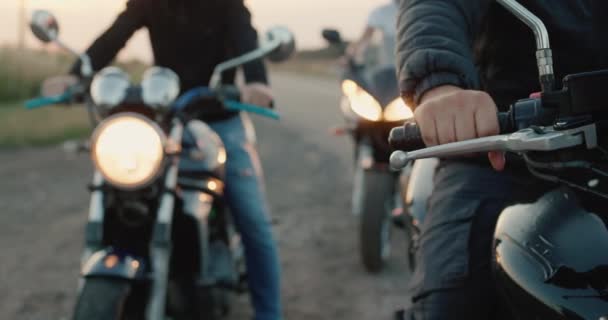 Trois motocyclistes se préparent à démarrer le voyage, mains sur les poignées de l'accélérateur — Video