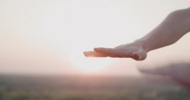 İnsanlar, dostluğun ve ortak çalışmanın bir göstergesi olarak ellerini birbirlerine sürerler.