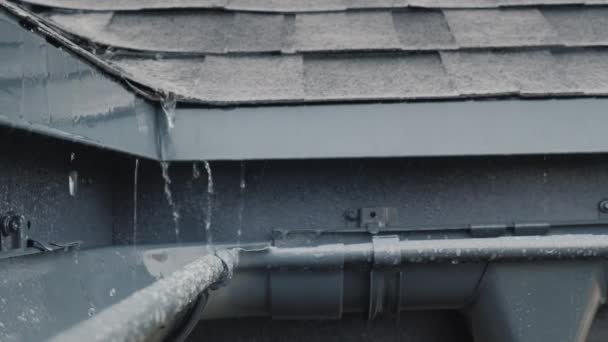 Yağmur püskürtüleri evin çatısındaki drenaj sistemine boşalıyor. — Stok video