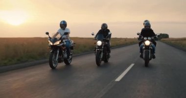 Akşamüstü bir grup motorcu otobanda at sürüyor.
