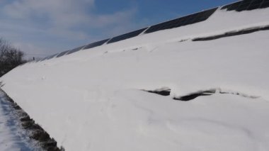 Güneş enerjisi santral panellerinde kar