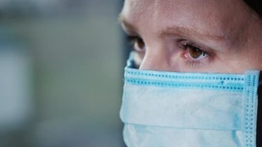 Maskeli kadının yakın çekimi, anlamlı güzel gözler.