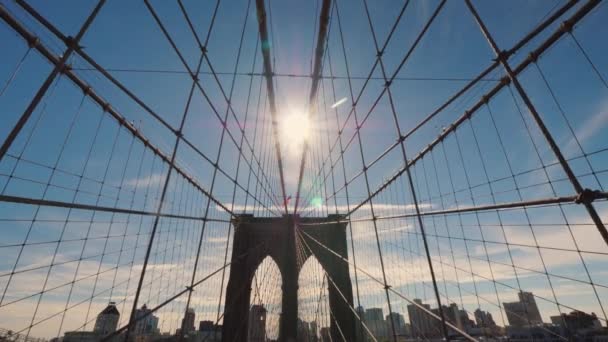 Бруклинский мост - невероятно красивый символ города Нью-Йорка, достижение инженерии — стоковое видео