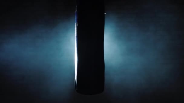 Pera da boxe nera illuminata da dietro dai faretti — Video Stock