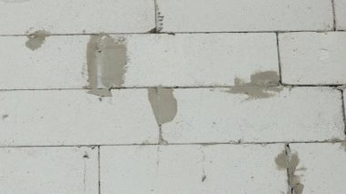 Matkaplar kalın ev duvarları.