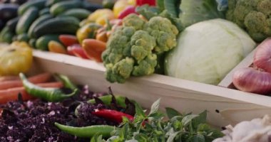 Çiftçi pazarında sebzeli ahşap tezgah.