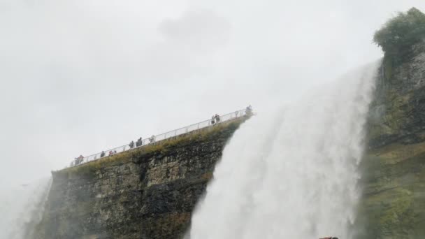 Niagarafallen. Botten vy på en molnig dag — Stockvideo