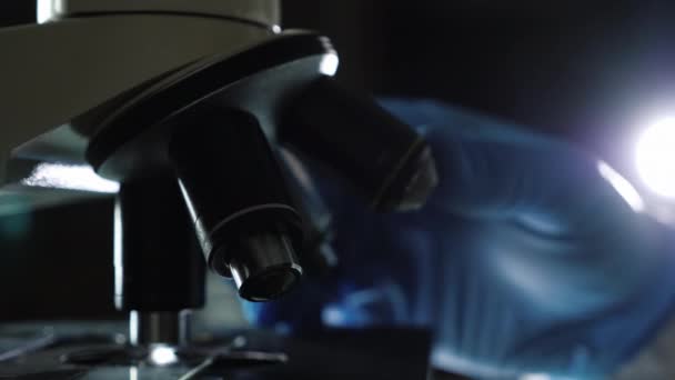 Lenzen verwisselen op een microscoop. Laboratoriumwerk, close-up shot — Stockvideo