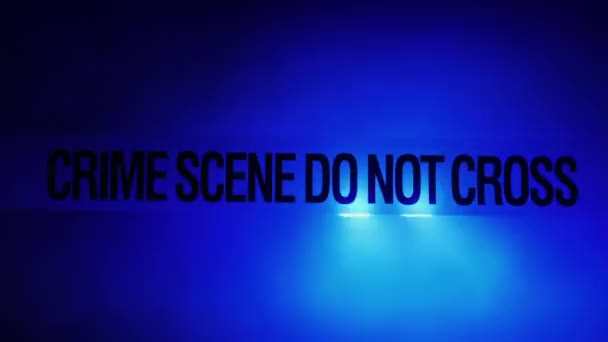 Uma fita de esgrima com a inscrição Cena do Crime. piscar polícia piscando luzes — Vídeo de Stock