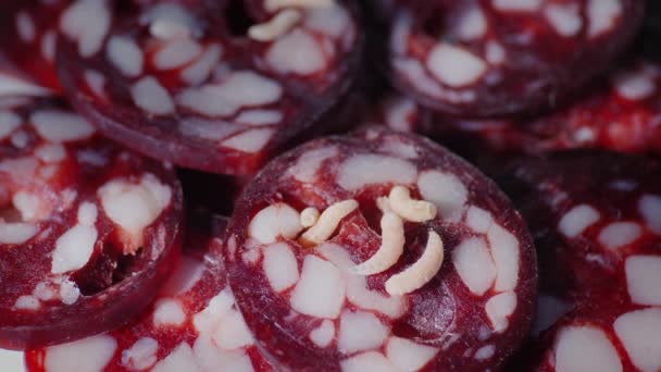 Уродливые черви ползают на колбасе — стоковое видео