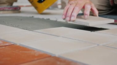 İşçiler yere döşeme döşemişler, yakın plan.