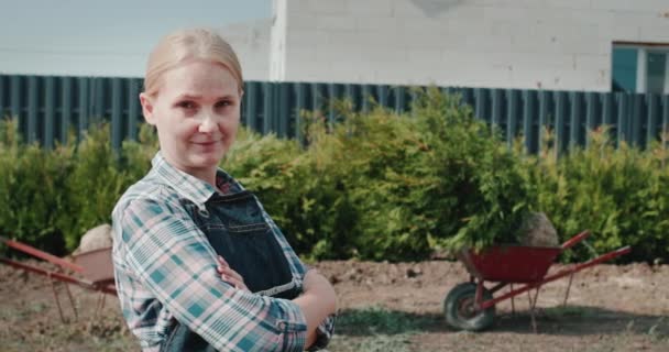 Portret ogrodnika z dobrze posadzonym ogrodzeniem thuja — Wideo stockowe