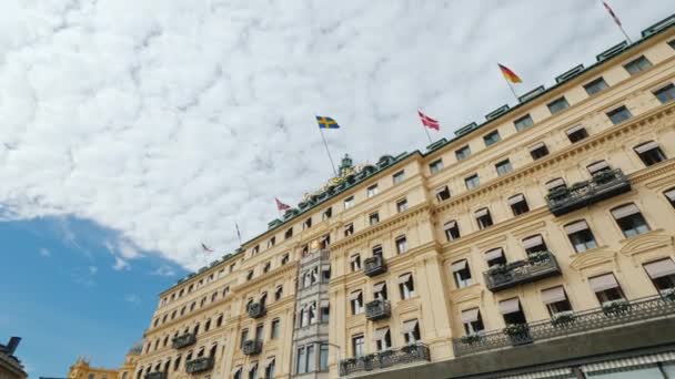 Стокгольм, Швеція, липень 2018: Чудова будівля Гранд-готелю в Стокгольмі, Швеція. Тут відпочиньте від лауреатів Нобелівської премії. — стокове відео