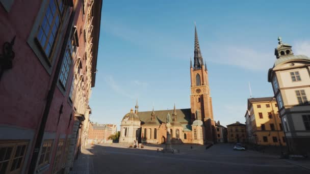 ストックホルムに金属の尖塔を持つ有名な教会-リダーホルメン教会. — ストック動画