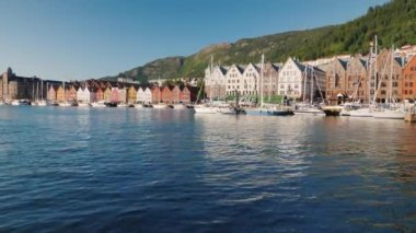 Bergen 'de siyahi tüccarların evlerinin olduğu toprak seti. Turistler arasında tanınabilir ve popüler